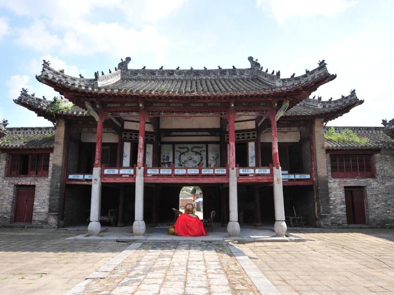 江宁会馆位于亳州市古泉路中北侧,是南京药材商人为经销方便,清嘉庆12年(1807)在圆觉寺的基础上集资改建的(因圆觉寺自康熙时期就由南京商人管理使用),具有祭祀神灵,祈福求财,交流信息、商务活动,方便起居,娱乐休闲等功能。会馆坐北朝南,青砖灰瓦。现存山门、戏楼、配楼、钟楼、鼓楼、看楼、正殿、偏殿等古建筑,计52间。 山门3间,明间正门匾额镶嵌砖刻 江宁会馆四个大字,东西次间匾额,分别镶嵌钟山 、分秀碑刻大字,意为将中山之秀分到亳州来。进入山门即是戏楼,戏楼与大殿南北相对而建,舞台前突、木结构,