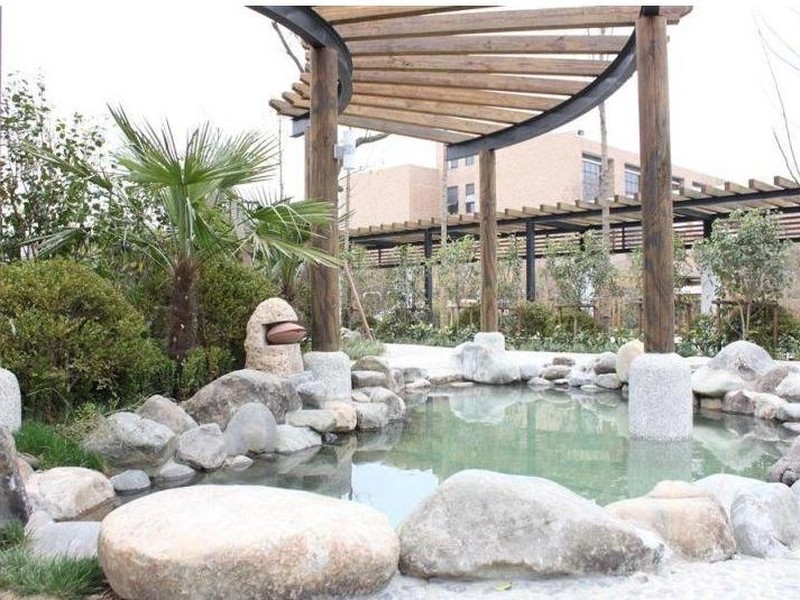 金凤凰温泉度假村是一所按国际超五星标准设计与建造的特色大型度假村,拥有400余间现代化高标准商务客房、十余栋风格各异的高档商务休闲渡假别墅、各种大中小型商务会议中心、宴会厅、中西美食餐厅、大型温泉汤池、SPA馆、温泉养生馆、国际商务中心、户外运动休闲区、健身房、商场等主体配套设施一应俱全,实为社会各界人士进行商务活动、旅游度假、休闲养生、接待贵宾之最佳选择。 金凤凰温泉度假村整体采取中国禅风设计理念,以南洋景观为主要布置重点,采取高低起伏落差,柔化主题建筑。室内设计充分体现中国特色,配以明窗露台以