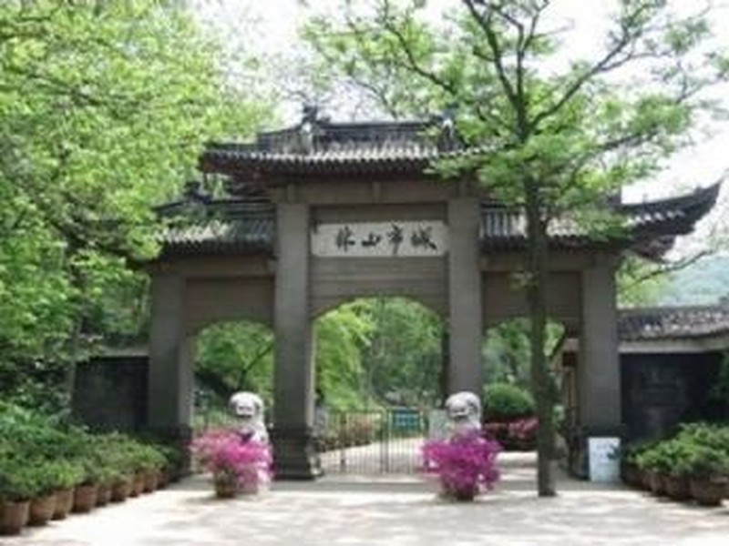 镇江南山风景区是省级风景区,位于城南,紧邻市区。南山地大物博,它东起虎头山,南到景色迷人的八公洞、莲花洞、附马庄,西至九华山,北起磨笄山、黄鹤山,周围共有山头16座;山上树木品种繁多,约有160多种,鸟类约有70多种;在沪宁线上,南山首屈一指。 南山规划面积18平方公里,其中风景区面积为10.